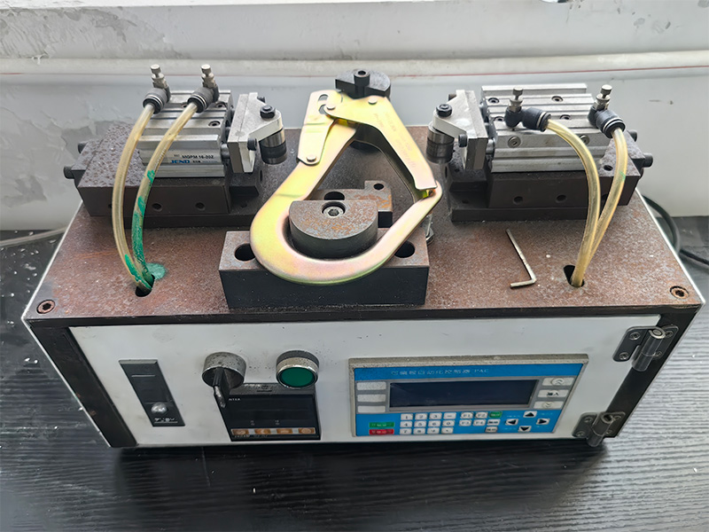ばね疲労試験機